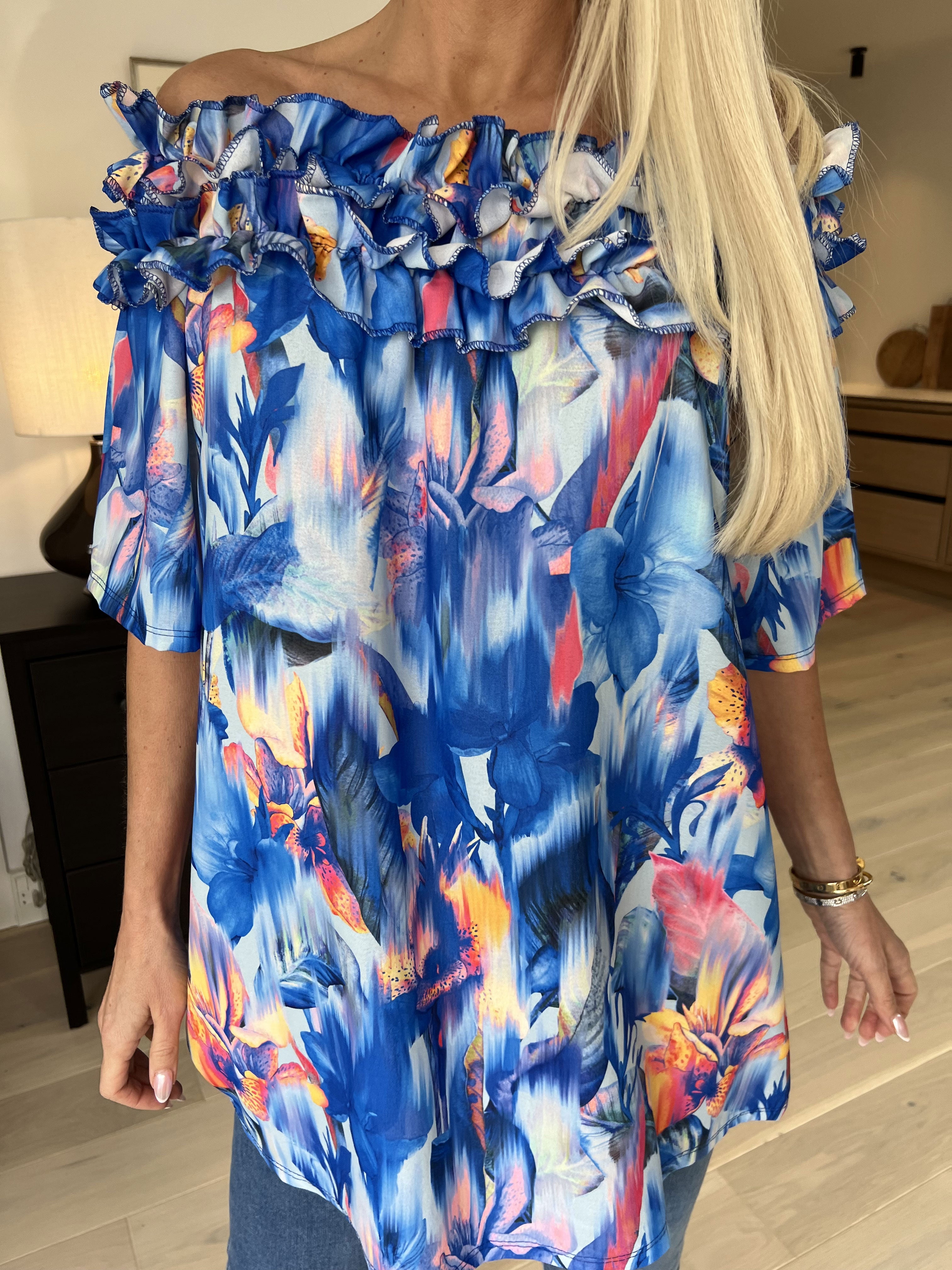 Chili Sleeveless Hawaii - Blomstret tunika med flæser i udskæringen